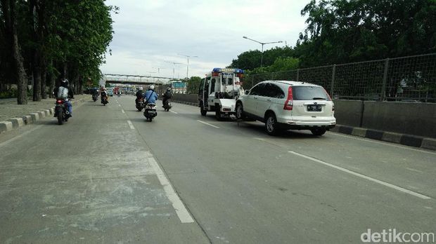 Mobil diderek petugas Sudinhub Jakut, Senin (16/1/2017)