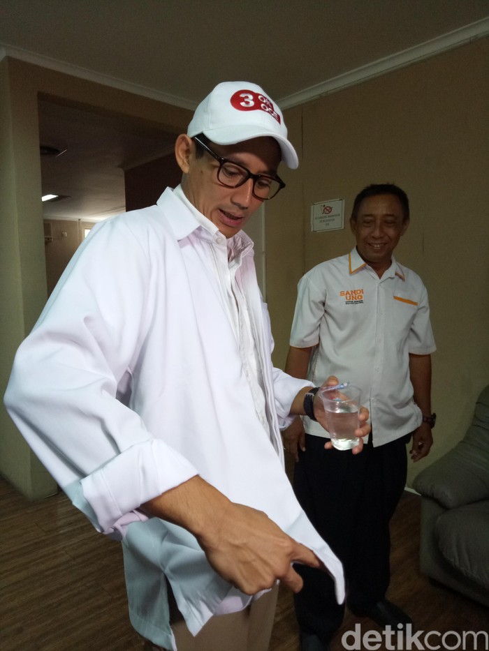 Sandi Promosikan Kemeja Anti Air Buatan Eks Karyawan Pabrik