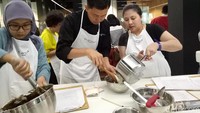 DetikFood bersama dengan Culinaria Modena sabtu (14/01), adakan cooking class bersama senior pastry chef. Tim dari Modena siapkan beragam bahan untuk peserta membuat Creamy Pandan Gelatine Free Cake dan American Classic Chocolate Cake.