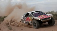 Pebalap Prancis Sebastien Loeb mengendarai Peugeot dengan kopilot Daniel Elena di stage ke-11 reli Dakar dalam perjalanan dari San Juan ke Rio Cuarto, Argentina. REUTERS/Ricardo Moraes.