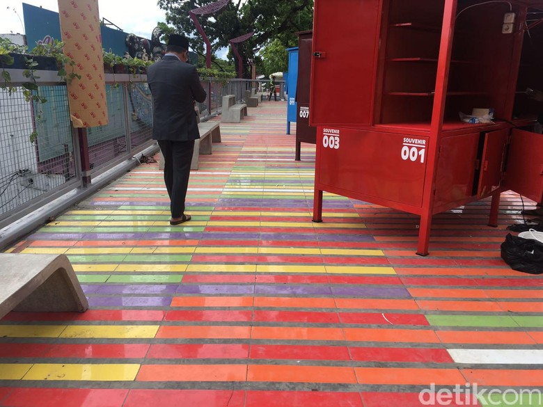 Mulai Hari Ini PKL Cihampelas Pindah ke Skywalk Mulai Hari Ini PKL Cihampelas Pindah ke Skywalk