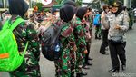 Penampakan Massa FPI dan Pengamanan di Mabes Polri