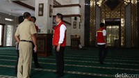 Petugas memeriksa beberapa titik gedung Masjid.