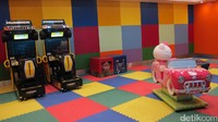 Bagi penumpang yang membawa anak-anak, silakan bermain di area playground. Banyak pilihan permainan bahkan sampai ada PS 4! (Afif/detikTravel)