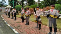Polisi bertameng berjaga di sekitar Mabes Polri. Bartanius Dony/detikFoto.
