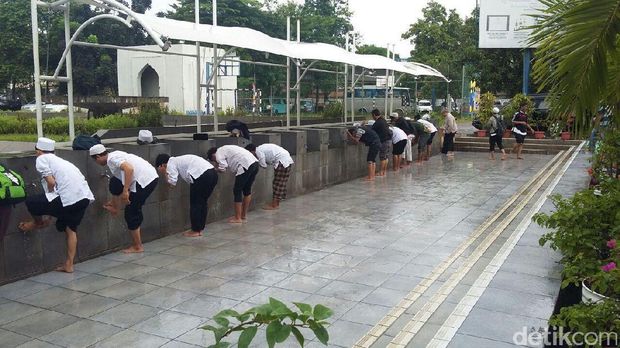 Diguyur Gerimis, Massa FPI Tetap Padati Masjid Al-Azhar