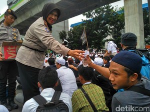 Polwan Bagikan Air dan Permen kepada Massa FPI di Mabes Polri