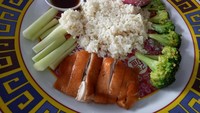 Nasi hainan dengan ukuran piring yang besar bisa Anda pilih. Nasi gurih yang pulen makin enak dipadukan dengan tumis brokoli, potongan daging ayam dengan paduan kuah kaldu serta bumbu. Enak dinikmati saat lapar. Nyam!