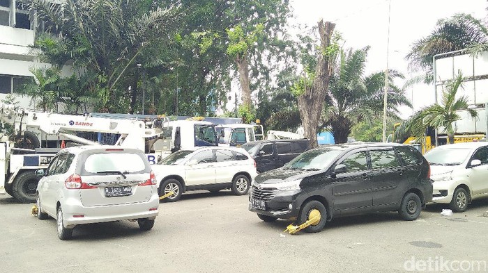 Pemilik Mobil ini Protes Kendaraannya Diderek Saat Beli Kopi