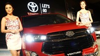 Model berfoto disamping Innova Venturer.