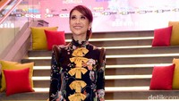 Penyanyi berusia 33 tahun itu juga mengekspos kaki jenjangnya tersebut. Pool/Noel/detikFoto.