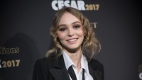 Model berusia 17 tahun itu tampak tersenyum saat berpose di depan kamera. Francois Durand/Getty Images/detikFoto.