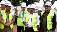 Sumarsono mendapat penjelasan terkait pembangunan stadion balap sepeda itu.