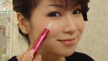 Namun ternyata, wanita ini adalah kelahiran tahun 1968 yang berarti umurnya sudah menginjak 49 tahun. Foto: Instagram