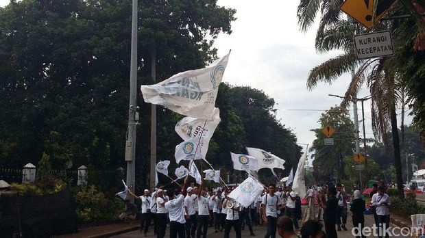 Kawal Sidang Ahok, Massa Pro dan Kontra Mulai Padati Kementan