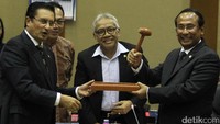 Agus Hermanto menyerahkan palu pimpinan kepada Wakil Ketua Komisi VII DPR yang baru  Satya Widya Yudha.