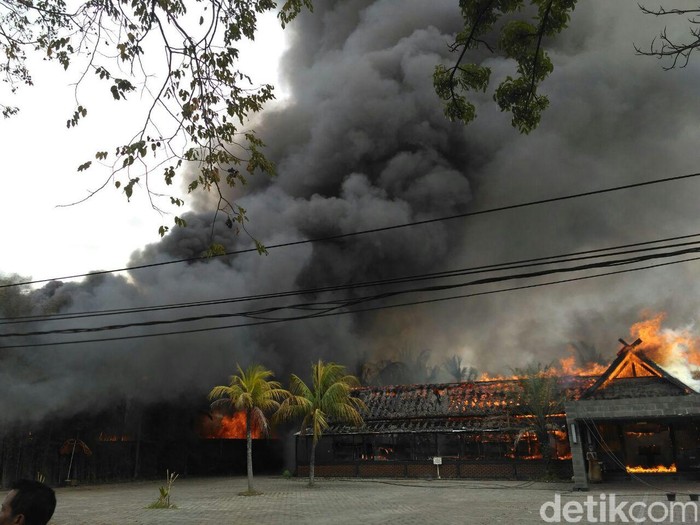 Toko Rotan Samping Ampera Rancabolang Bandung Terbakar