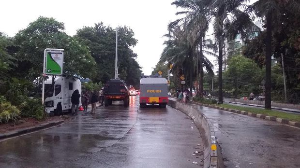kendaraan taktis polisi sudah berjaga