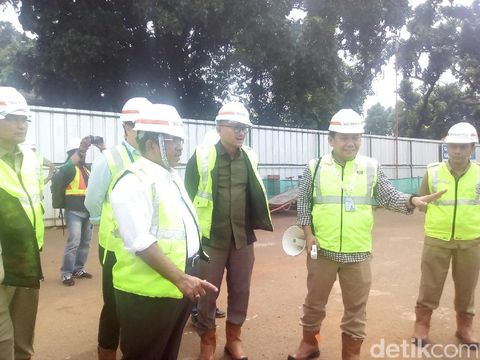  Plt Gubernur DKI Jakarta Sumarsono (Soni) meninjau perkembangan proyek Jakarta International Velodrome di Rawamangun, Jakarta Timur, Selasa (17/1/2017)