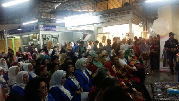 Mentan Bagi-bagi Benih Cabai ke Ibu-ibu di Mal