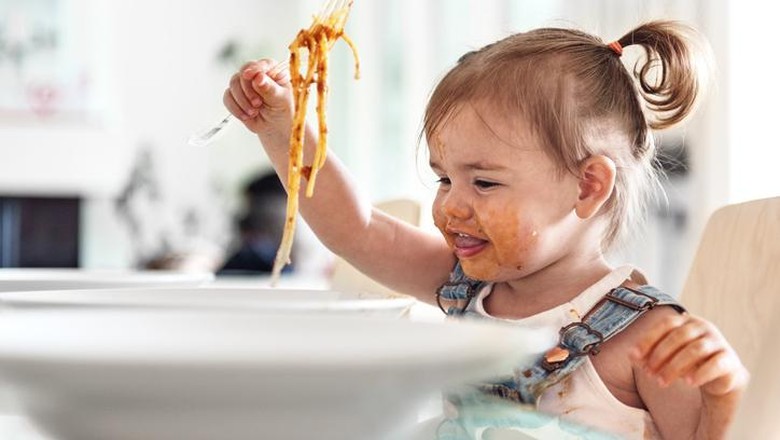 Anak Dikasih Makan Sendiri Nggak Mau, Maunya Punya Bundanya