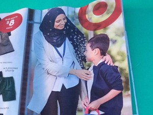 Tampilkan Wanita Berhijab di Katalog, Brand Target Jadi Kontroversi