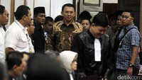 Ahok saat tiba di ruang sidang di Auditorium Kementerian Pertanian. Pool/Isra Triansyah.