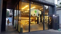 Banyak bangunan di Huashan 1914 Creative Park yang diubah menjadi toko-toko dengan desain kekinian. Toko-toko ini menjual aneka barang seni yang dihasilkan para seniman lokal Taiwan (Wahyu/detikTravel)