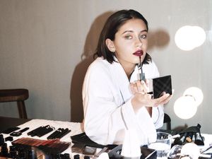 Cantiknya Putri Aktor Jude Law Jadi Model Iklan Lipstik Burberry
