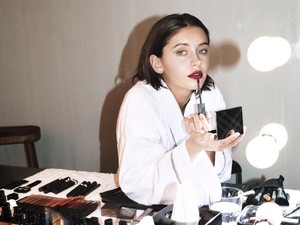 Cantiknya Putri Aktor Jude Law Jadi Model Iklan Lipstik Burberry
