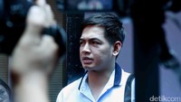 Pria berusia 32 tahun itu mengaku bahwa sang istri tengah disibukan oleh acara keluarga selama sebulan sehingga harus meninggalkan rumah. Pool/Noel/detikFoto.