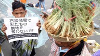 Warga berdemo di depan Istana Negara, Jakarta.