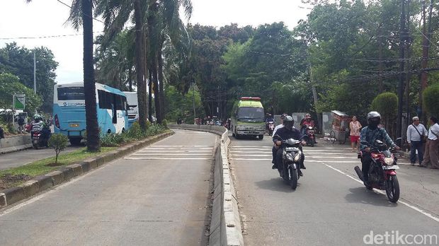 Lalin depan gedung Kementan di Jl RM Harsono, Ragunan, Jaksel, Selasa (17/1/2017)