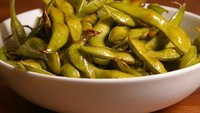 Dikutip dari Womans Day, dr Dalton Smith mengungkapkan bahwa edamame dapat membantu mengurangi adanya gangguan tidur sepeti insomnia dikarenakan kandungan senyawa alami mirip esterogen yang membantu menjaga keseimbangan hormon. Foto: Delish