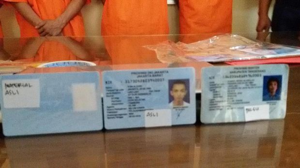 Polisi mengamankan barang bukti pemalsuan e-KTP.