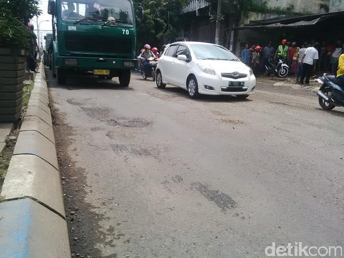Jalan Rusak di Pasuruan Telan Korban Pengendara Motor