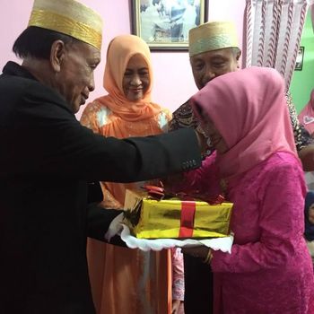 Viral, Wanita di NTB Ini Menikah Pertama Kali di Usia 71 Tahun