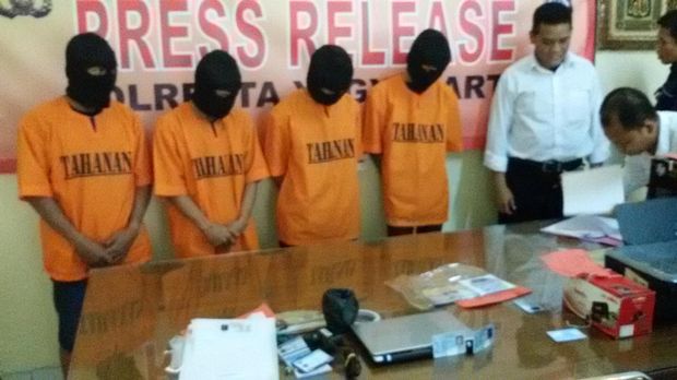 Keempat mahasiswa ini memalsukan e-KTP untuk menyewa dan menggelapkan mobil.