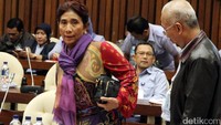 Dengan mengenakan baju berwarna merah tua ia tampak santai memasuki ruang rapat kerja DPR untuk mengikuti rapat kerja 2017.