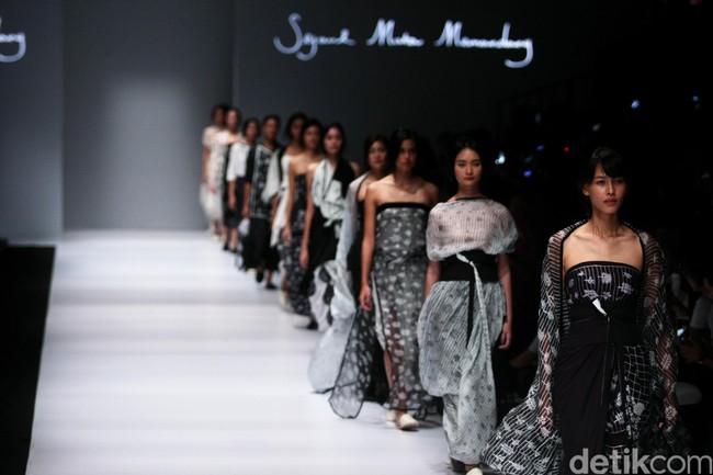 Desainer mulai berkreasi menciptakan motif sendiri dengan memakai teknik batik. Salah satunya brand Sejauh Mata Memandang yang merilis batik bermotif ayam atau kotak. Foto: Mohammad Abduh/Wolipop