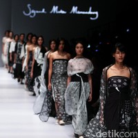 Desainer mulai berkreasi menciptakan motif sendiri dengan memakai teknik batik. Salah satunya brand Sejauh Mata Memandang yang merilis batik bermotif ayam atau kotak. Foto: Mohammad Abduh/Wolipop