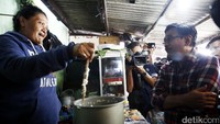 Tak lupa ia menyapa dan mengajak berdialog pedagang kecil yang berada di gang sempit tersebut.