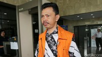 Aktivis LSM Kebumen Basikun Suwandhin Atmojo (BSA) alias Muhammad Basikun Mualim alias Ki Petruk, usai menandatangani perpanjangan masa tahanan, di Gedung KPK, Jakarta, Selasa (17/1/2017).