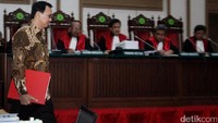 Ahok memasuki ruang sidang dengan membawa map warna merah. Pool/Resa Esnir/detikcom.