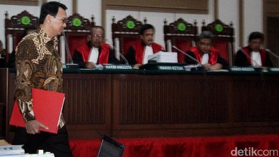 Ahok dan Map Merah di Sidang Penistaan Agama