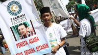 Massa PARMUSI datang dengan membawa spanduk tuntutan.