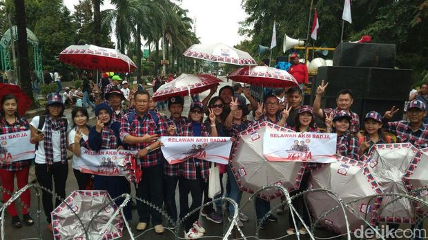 Kawal Sidang Ahok, Massa Pro dan Kontra Mulai Padati Kementan