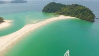 Pulau-pulau di Mergui menawarkan pesona alam bahari memesona, dengan pepohonan hijau, pasir yang putih bersih dari sampah, air laut bergradasi biru kehijauan nan jernih serta suasana sepi nan tersembunyi. Liburan kemari pun serasa punya pulau pribadi (CNN)