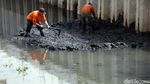 Pasukan Oranye Bersihkan Lumpur Sungai Cagak Tambora