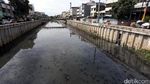 Pasukan Oranye Bersihkan Lumpur Sungai Cagak Tambora